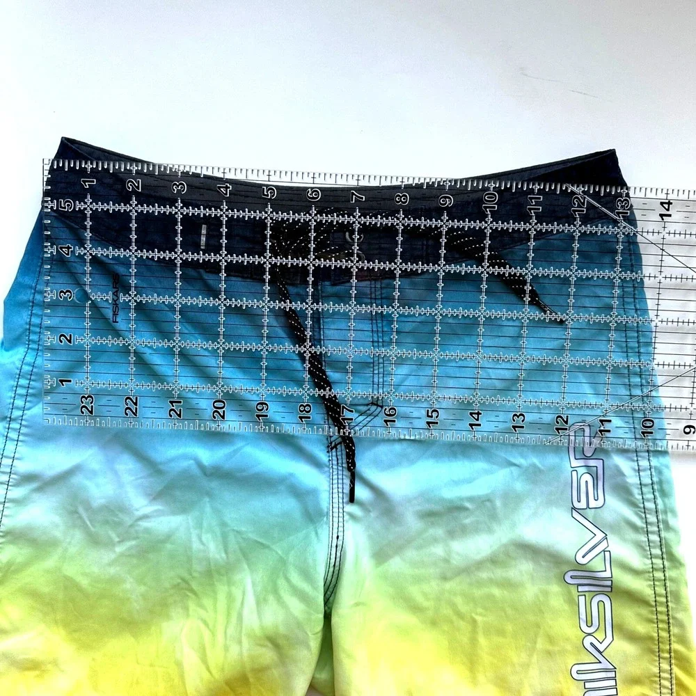 Boys Quicksilver DryFlight‎ Board Shorts Multicolor Ombre Size 26/12-Pre-owned